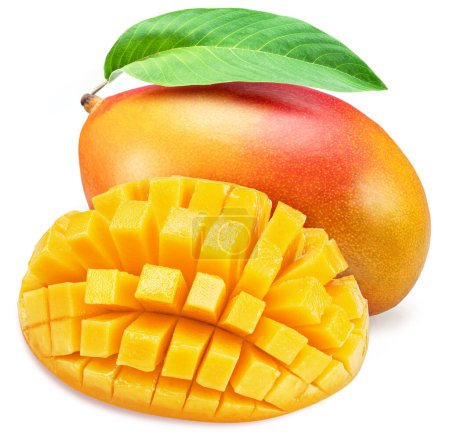 Mangofrucht mit grünem Blatt und halb geschnittener Mango im Igelstil isoliert auf weißem Hintergrund.