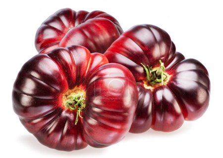 Tomates mûres noires ou violettes isolées sur fond blanc. 