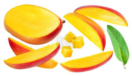Téléchargez les photos : Ensemble de différentes tranches de mangue sur fond blanc. Fichier contient des chemins de coupe. - en image libre de droit