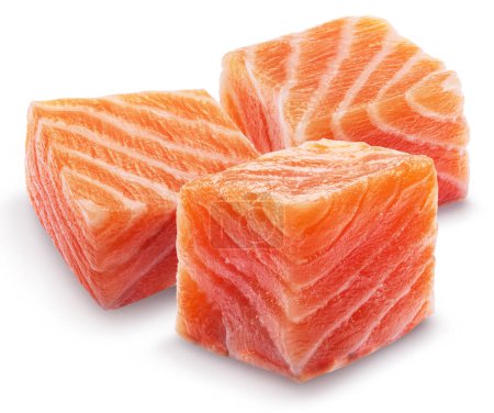 Cubes de saumon, couper le filet de poisson rouge cru sur fond blanc. Le fichier contient le chemin de coupe.