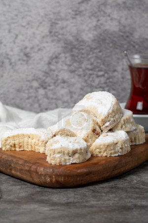 Téléchargez les photos : Biscuits Kavala sur un fond sombre. Biscuits aux amandes douces. Produits de boulangerie. gros plan - en image libre de droit