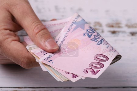 Junger Mann mit türkischen Banknoten. Türkische Lira TRY oder TL