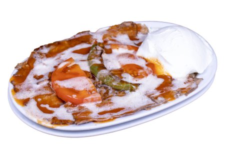 Kebab iskender. kebab iskender con mantequilla y yogur aislado sobre fondo blanco. Delicias de cocina turca. Turismo alimentario.