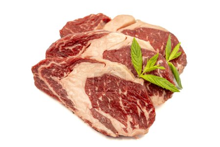 Téléchargez les photos : Viande entrecote de veau isolée sur fond blanc. Bifteck de côtes de boeuf cru aux herbes et épices - en image libre de droit