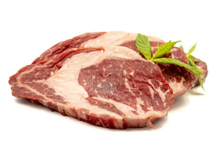 Téléchargez les photos : Viande entrecote de veau isolée sur fond blanc. Bifteck de côtes de boeuf cru aux herbes et aux épices. Gros plan - en image libre de droit