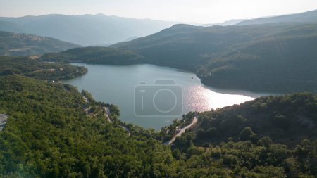 Lac Zinav. Un lac naturellement formé entre des montagnes couvertes de forêts. Le lac Zinav et le canyon sont situés à Tokat en Turquie. Turquie attractions touristiques