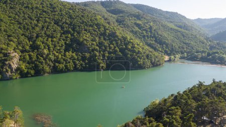 Photo pour Lac Boraboy. Lac naturellement formé entre les montagnes couvertes d'arbres. Le lac Boraboy est situé à Amasya en Turquie. Turquie attractions touristiques. vue aérienne - image libre de droit