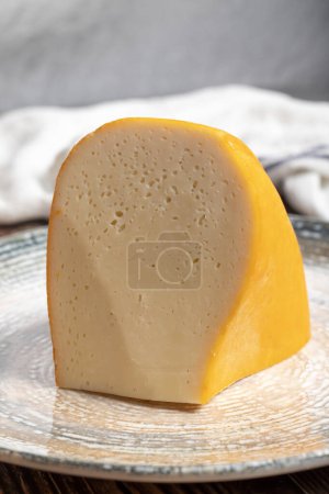 Gouda-Käse. Milchprodukte. Scheiben Gouda-Käse auf einem Teller