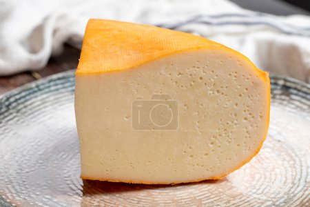 Foto de Queso Gouda. Productos lácteos. Rebanadas de queso Gouda en un plato. De cerca. - Imagen libre de derechos