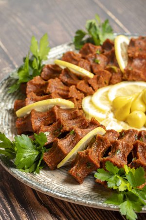 Téléchargez les photos : Cig kofte. Cuisine traditionnelle du Moyen-Orient. cig de kofte ou de boulettes de viande crues turques prêtes à servir dans une assiette - en image libre de droit