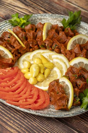 Téléchargez les photos : Cig kofte. Cuisine traditionnelle du Moyen-Orient. cig de kofte ou de boulettes de viande crues turques prêtes à servir dans une assiette - en image libre de droit