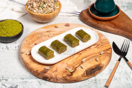 Foto de Baklava con pistachos sobre un fondo de madera. Delicias de cocina turca. Postre del Ramadán. nombre local sarma veya durum baklava - Imagen libre de derechos
