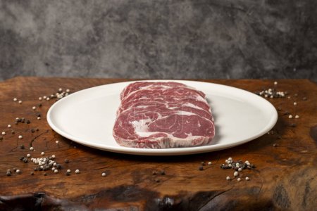 Surowe mięso wołowe. Produkty rzeźnickie. Świeże mięso wołowe ribeye na ciemnym tle