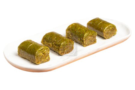 Foto de Baklava con pistachos aislados sobre fondo blanco. Delicias de cocina turca. Postre del Ramadán. nombre local sarma veya durum baklava - Imagen libre de derechos