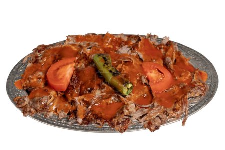 Foto de Kebab iskender. Sabor tradicional de la cocina turca con salsa de tomate y mantequilla. kebab iskender aislado sobre fondo blanco - Imagen libre de derechos