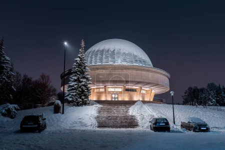 Foto de Planetario Silesiano durante la hora azul. Hermoso paisaje de invierno. La cúpula nevada del observatorio - Imagen libre de derechos