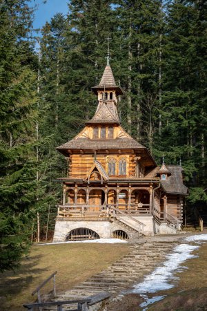 Foto de Capilla de estilo Zakopane llamada "Jaszczurowka". Una pequeña capilla de madera cubierta de tejas. Zakopane, Polonia - Imagen libre de derechos