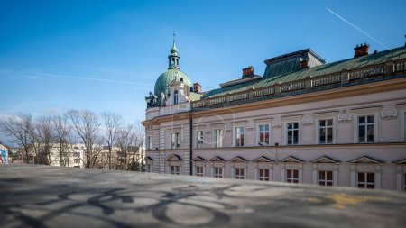 Das polnische Postgebäude im Stil der Neorenaissance. Ein schönes, reich verziertes Mietshaus. Blick von den Burgterrassen. Bielsko-Biala