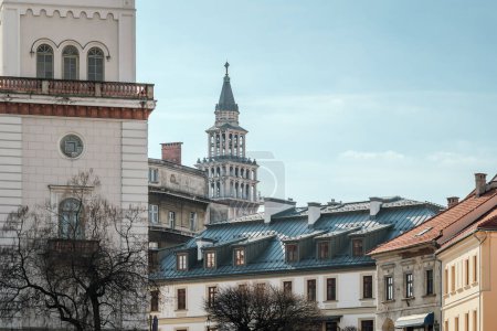 Téléchargez les photos : Panorama multi-plan de la ville de Bielsko Biala. Le château de Sulkowski et les maisons de ville au premier plan. Le clocher en arrière-plan. Belle vieille ville historique. - en image libre de droit
