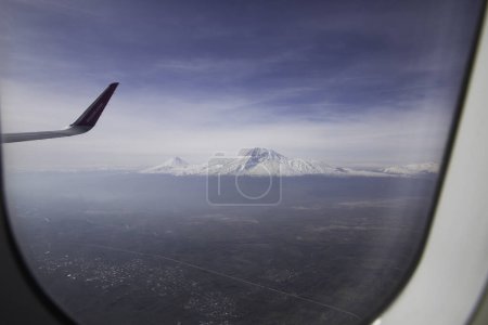 Téléchargez les photos : Mont Ararat depuis une fenêtre d'avion - en image libre de droit