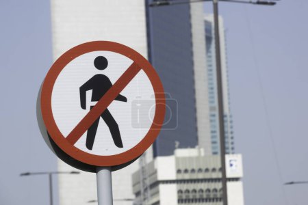 Schild, das das Überqueren der Straße verbietet
