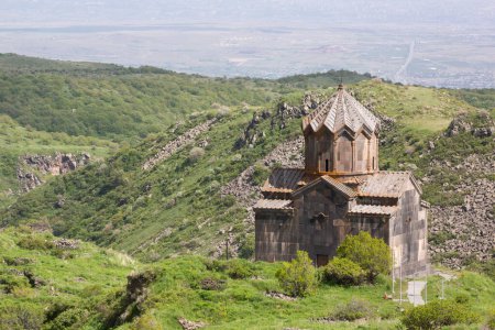 Die Vahramashen-Kirche liegt auf dem Berg Aragats, Armenien