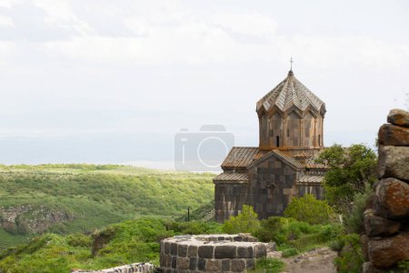 Die Vahramashen-Kirche liegt auf dem Berg Aragats, Armenien