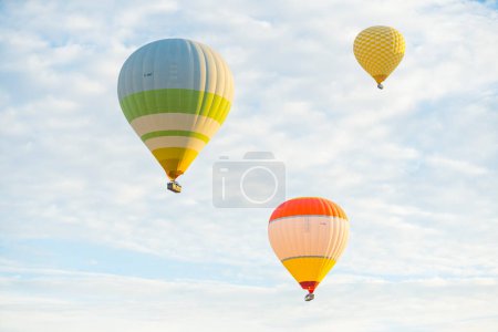 Foto de Tres coloridos globos de aire caliente volando en el aire sobre Capadocia, Turquía. Claro cielo brillante durante el día. Atracción turística. Disparo horizontal. Foto de alta calidad - Imagen libre de derechos