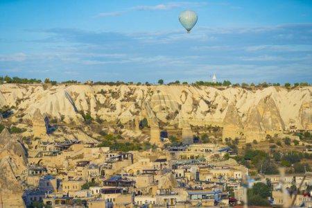Téléchargez les photos : Superbe vue panoramique de la ville turque de Cappadoce connue pour ses étonnantes formations rocheuses avec d'anciennes grottes et l'organisation de voyages en montgolfière au-dessus de la ville. Ciel bleu vif. Ville non conventionnelle - en image libre de droit
