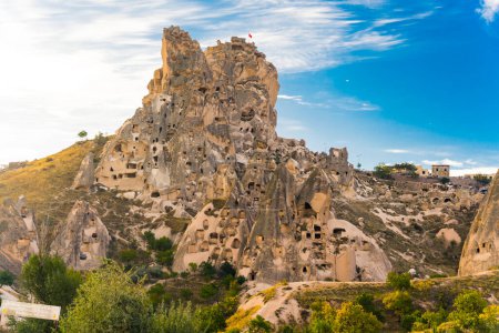 Téléchargez les photos : Cappadoce - région historique de l'Anatolie centrale. Beau temps avec soleil et ciel bleu. Villes grottes dans des formations rocheuses originales. Photo de haute qualité - en image libre de droit