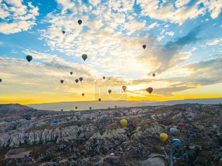 Téléchargez les photos : Ciel matinal bleu nuageux à couper le souffle éclairé par un soleil chaud. Ciel rempli de montgolfières colorées à air chaud. Cappadoce, Turquie. Photo de haute qualité - en image libre de droit