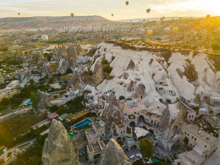 Téléchargez les photos : Mélangez les superbes formations rocheuses avec des grottes et la ville moderne de Cappadoce. Festival turc de montgolfière comme un must touristique. Photo de haute qualité - en image libre de droit