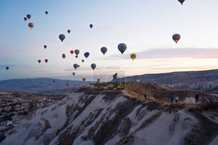 Téléchargez les photos : Superbe coucher de soleil vu du point de vue des oiseaux montrant de nombreux ballon d'air chaud coloré volant au-dessus de la Cappadoce. Attractions touristiques turques. Photo de haute qualité - en image libre de droit