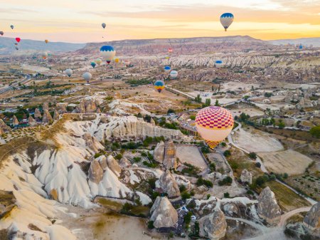 Foto de Espectacular vista de drones de globos de aire caliente sobre pavos icónicos Capadocia, las ciudades subterráneas y el valle de las chimeneas de hadas, formaciones rocosas. Foto de alta calidad - Imagen libre de derechos