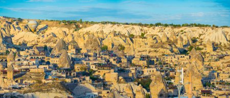 Téléchargez les photos : Plan panoramique grand angle montrant la beauté de la Cappadoce au soleil du matin. Célèbre ancienne cité des cavernes avec ses formations rocheuses originales. Ciel bleu vif. Photo de haute qualité - en image libre de droit
