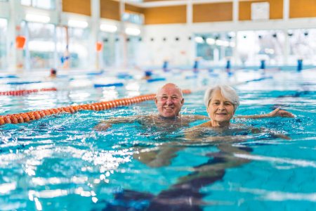 Aktive Senioren. Glückliches älteres kaukasisches heterosexuelles Ehepaar, das im Brustschwimmen im Pool schwimmt. Freizeitaktivitäten für Menschen jeden Alters. Hochwertiges Foto