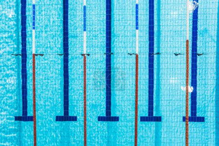 Téléchargez les photos : Vue aérienne d'une piscine vide à cinq voies divisée par des cordes. Photo de haute qualité - en image libre de droit