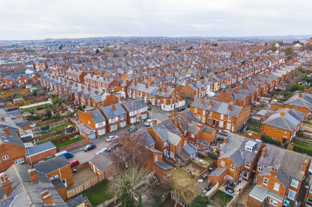 Téléchargez les photos : Plan de drone pittoresque de maisons orange avec des toits gris, banlieue de Wollaton, Nottingham, Royaume-Uni. Photo de haute qualité - en image libre de droit