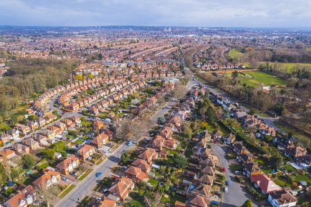 Téléchargez les photos : Drone shot of Wollaton district, small and pretty orange houses in a row, sunny day, Nottingham, Royaume-Uni. Photo de haute qualité - en image libre de droit