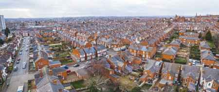 Téléchargez les photos : Panorama aérien du district de Wollaton à Nottingham, maisons avec le même extérieur, Angleterre. Photo de haute qualité - en image libre de droit