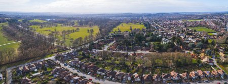 Téléchargez les photos : Panorama aérien du district de Wollaton par une journée ensoleillée d'hiver, Nottingham, Angleterre. Photo de haute qualité - en image libre de droit