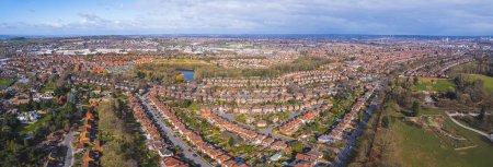 Téléchargez les photos : Magnifique panorama aérien de la banlieue de Wollaton à Nottingham, champs verdoyants et maisons en rangée. Photo de haute qualité - en image libre de droit