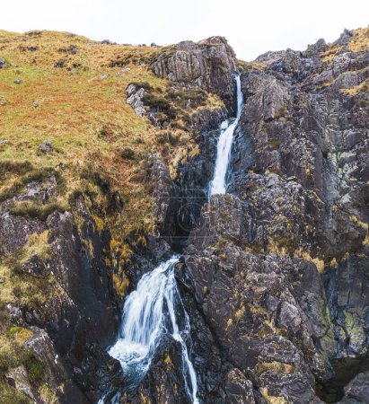Téléchargez les photos : Magnifique gros plan de cascade dans le parc national Snowdonia, Grande-Bretagne. Photo de haute qualité - en image libre de droit