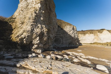 Téléchargez les photos : Flamborough Head - Côte du Yorkshire et Britanniques falaise de mer à craie nordique photographiée par beau temps clair. Photo de haute qualité - en image libre de droit