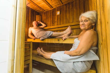 Vollbild eines älteren kaukasischen Paares, das es sich im Urlaub in der Sauna gemütlich macht. Hochwertiges Foto