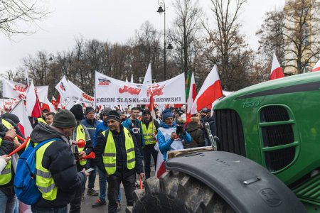 Téléchargez les photos : 06.03.2024. Varsovie, Pologne. polir les agriculteurs marchant avec des bannières, des drapeaux et des tracteurs dans les rues de Varsovie. Photo de haute qualité - en image libre de droit