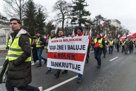 Téléchargez les photos : 06.03.2024. Varsovie, Pologne. polir les agriculteurs marchant dans la rue avec des drapeaux et des affiches. Photo de haute qualité - en image libre de droit