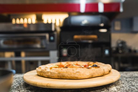 deliciosa pizza margarita sobre la mesa en el restaurante. Cocina italiana y cafeterías de comida rápida. Foto de alta calidad