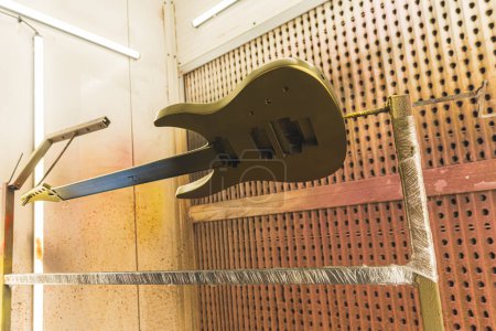 le processus de production de la guitare, guitare nouvellement colorée dans l'atelier. Photo de haute qualité