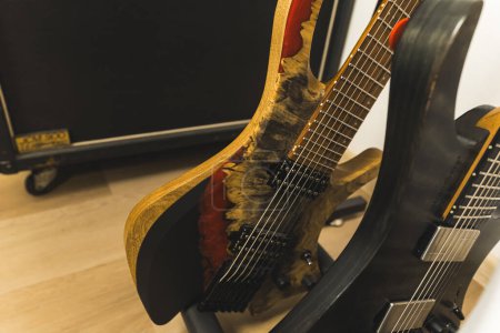 gros plan de guitares peintes en studio, instruments dans la salle de répétition. Photo de haute qualité